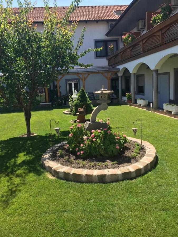 פודרסדורף אם סי Gaestehaus Und Weinbau Zur Wiederkehr Strudler מראה חיצוני תמונה
