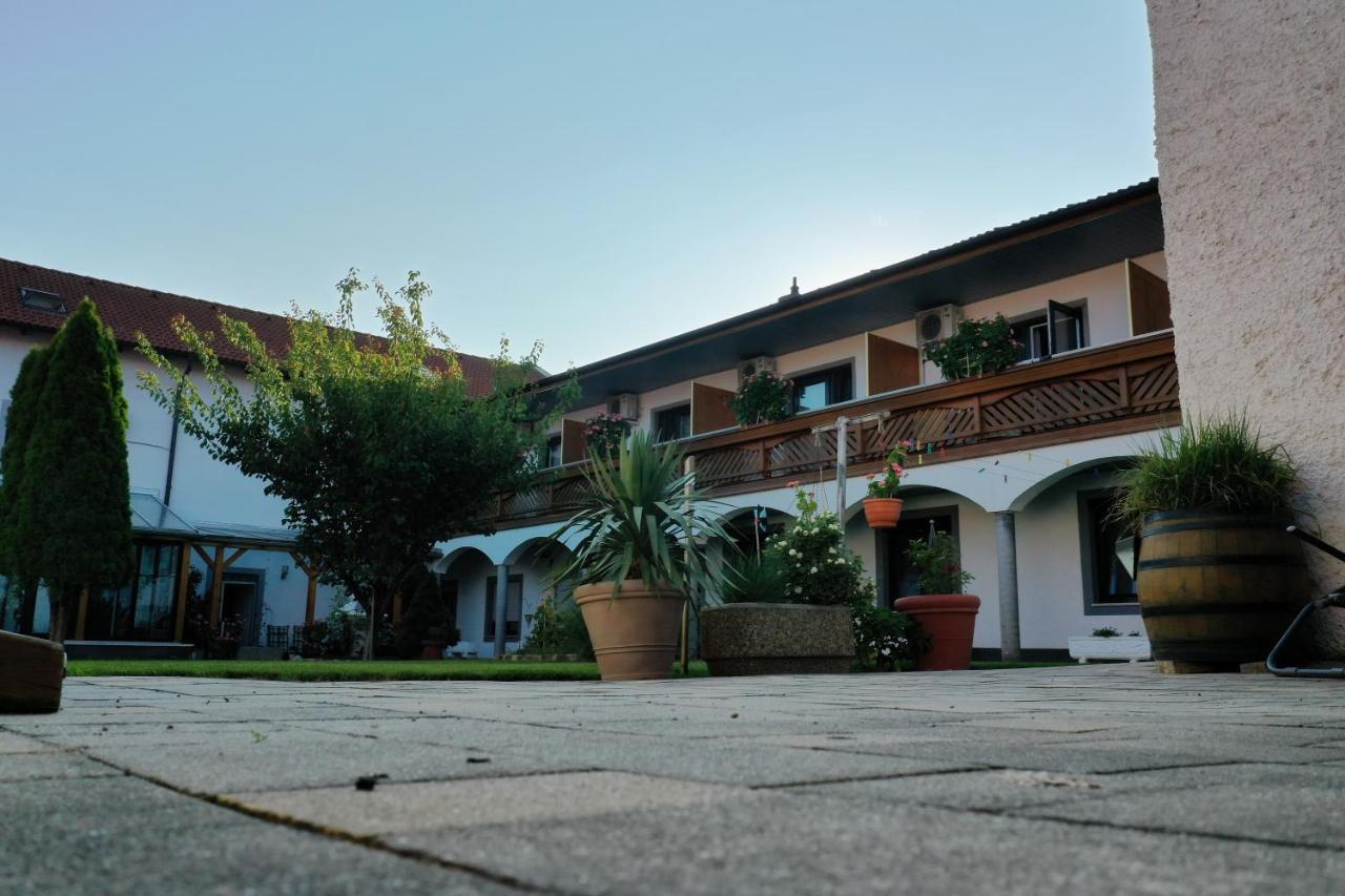 פודרסדורף אם סי Gaestehaus Und Weinbau Zur Wiederkehr Strudler מראה חיצוני תמונה