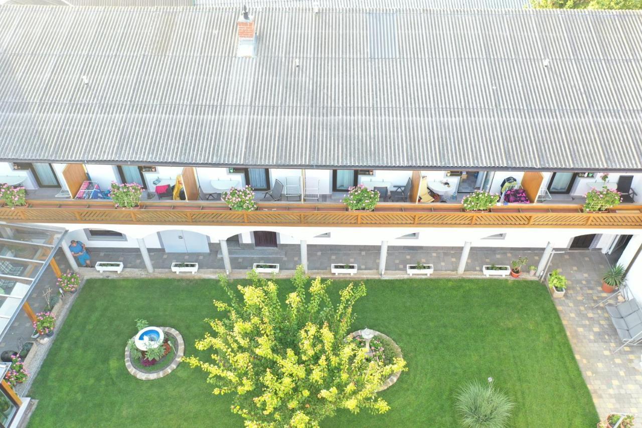 פודרסדורף אם סי Gaestehaus Und Weinbau Zur Wiederkehr Strudler מראה חיצוני תמונה