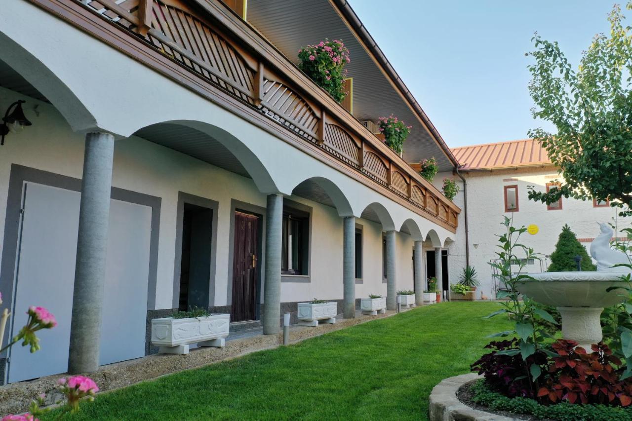 פודרסדורף אם סי Gaestehaus Und Weinbau Zur Wiederkehr Strudler מראה חיצוני תמונה