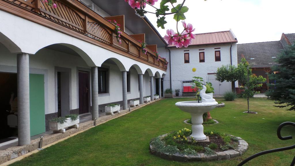 פודרסדורף אם סי Gaestehaus Und Weinbau Zur Wiederkehr Strudler מראה חיצוני תמונה