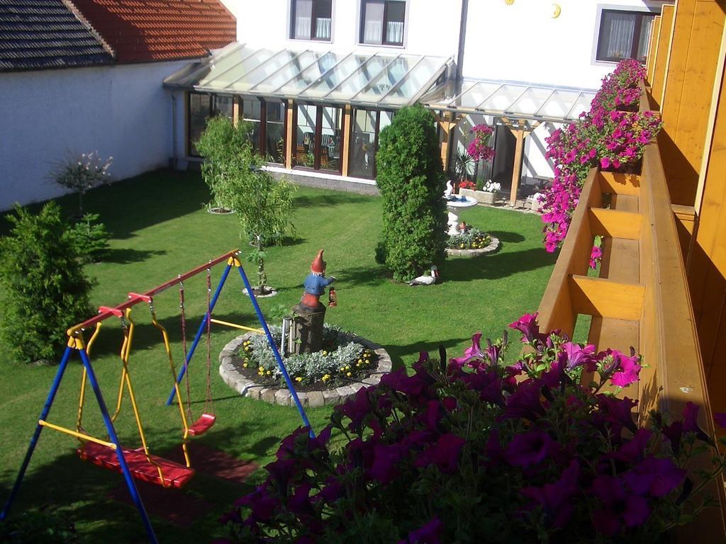פודרסדורף אם סי Gaestehaus Und Weinbau Zur Wiederkehr Strudler מראה חיצוני תמונה
